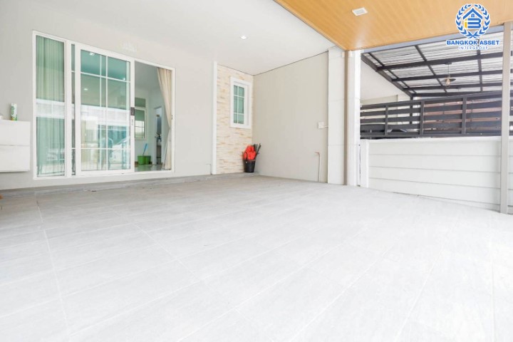 *****ทาวน์เฮ้าส์มือสองย่านกรุงเทพมหานคร ม.โกลเด้นทาวน์2 ลาดพร้าว-เกษตรนวมินทร์ หลังมุม! เนื้อที่กว้างขวางถึง 36 ตร.ว. ฟังก์ชันจัดเต็ม 4 ห้องนอน 3 ห้องน้ำ 2 ที่จอดรถ บ้านใหม่ บิวท์อินพร้อมอยู่ บนทำเลแห่งการเดินทาง ใกล้รถไฟฟ้าในอนาคตสายสีเหลือง "สถานีบางกะปิ" และทางด่วน "รามอินทรา-อาจณรงค์"